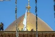 تعویض پرچم ایوان طلای حرم علوی(ع)/ گزارش تصویری