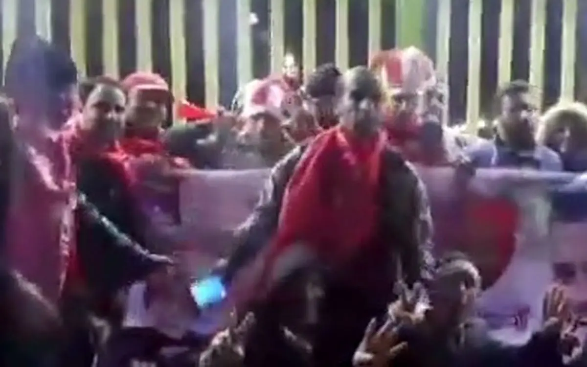 حضور طرفداران سرخابی پشت درب ورزشگاه آزادی