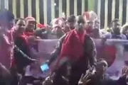 حضور طرفداران سرخابی پشت درب ورزشگاه آزادی