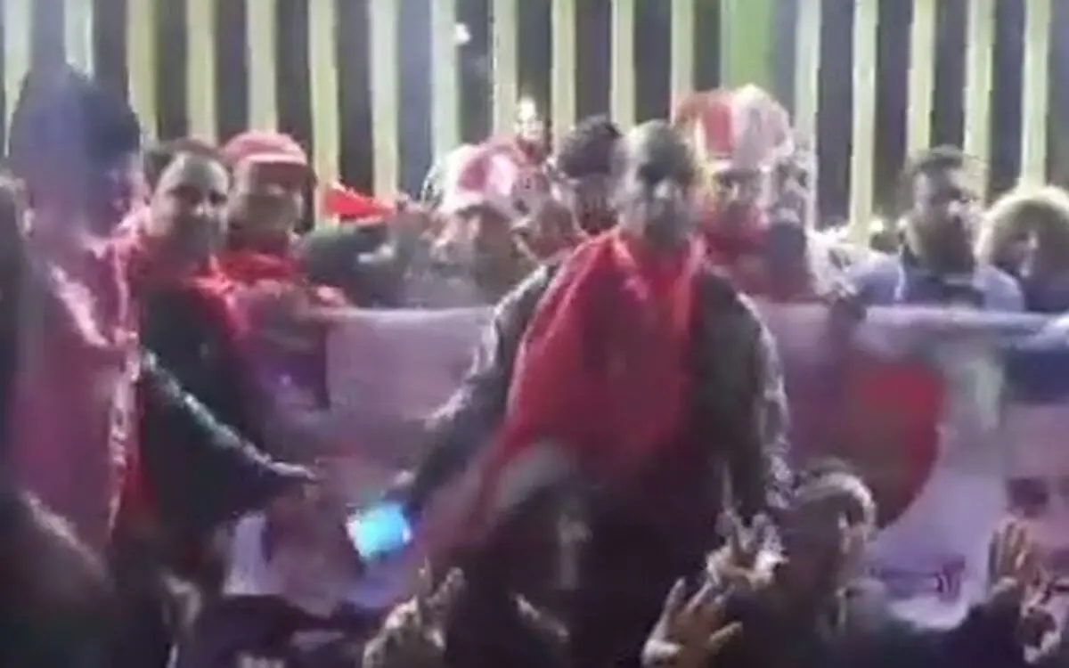 حضور طرفداران سرخابی پشت درب ورزشگاه آزادی