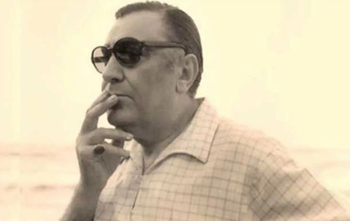 خواننده قدیمی که ۲۸ سال عینک دودی می‌زد!