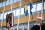 قرائت قرآن توسط قاری بین‌المللی جلوی سفارت سوئد