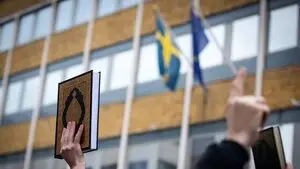 قرائت قرآن توسط قاری بین‌المللی جلوی سفارت سوئد
