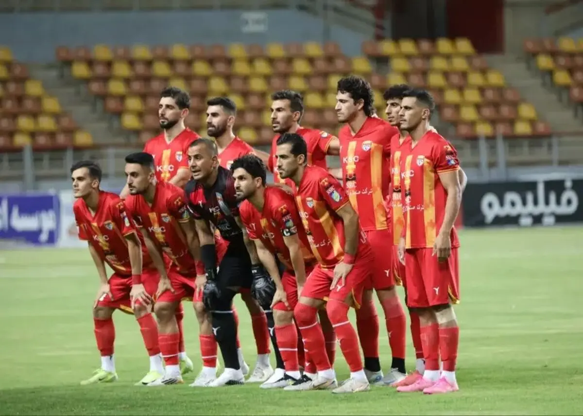 فولاد هوادارانش را مقابل تراکتور به صف کرد