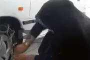 زنی که در بستن زنجیر چرخ مهارت دارد/ فیلم