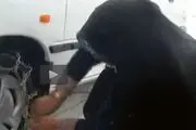 زنی که در بستن زنجیر چرخ مهارت دارد/ فیلم