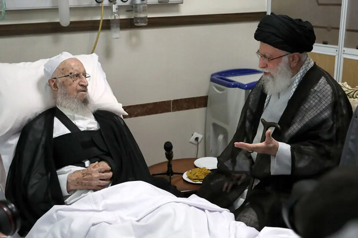 عیادت رهبر معظم انقلاب از آیتالله مکارم شیرازی