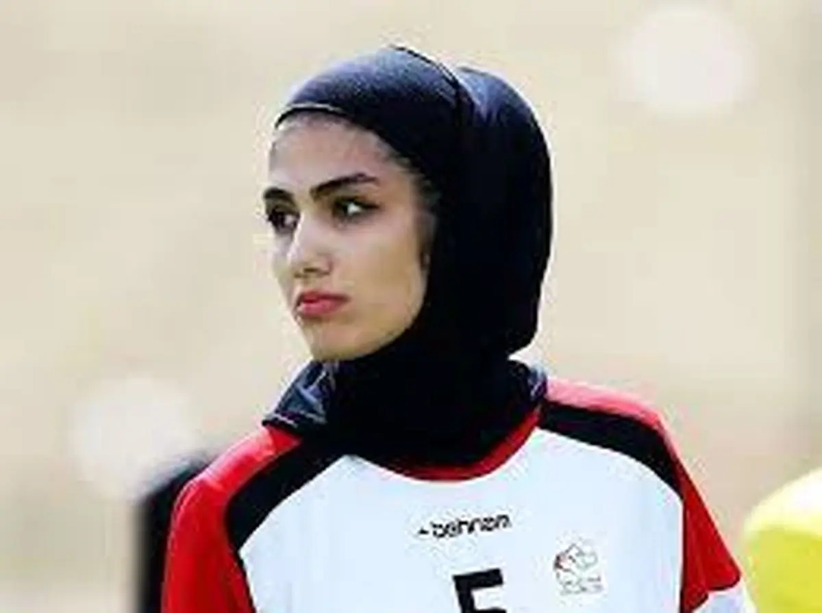 فوتبالیست زن به همراه دخترش در زمین فوتبال+ عکس