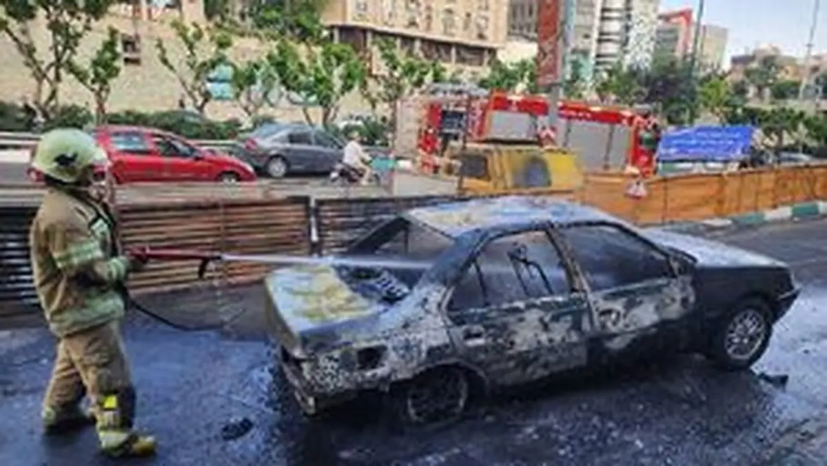 جزئیات آتش‌سوزی پژو ۴۰۵ در اتوبان مدرس + عکس
