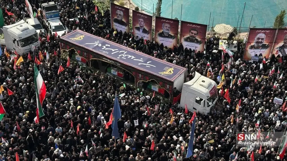 سلفی خبرنگار CNN با جمعیت حاضر در مراسم تشییع شهدای اقتدار