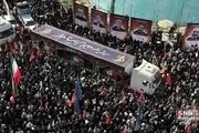سلفی خبرنگار CNN با جمعیت حاضر در مراسم تشییع شهدای اقتدار