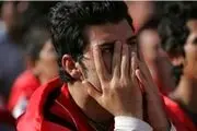 اشک هوادار پرسپولیس بعد از درگیری بازیکنان