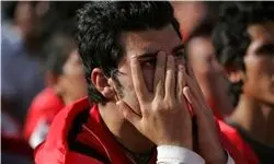 اشک هوادار پرسپولیس بعد از درگیری بازیکنان