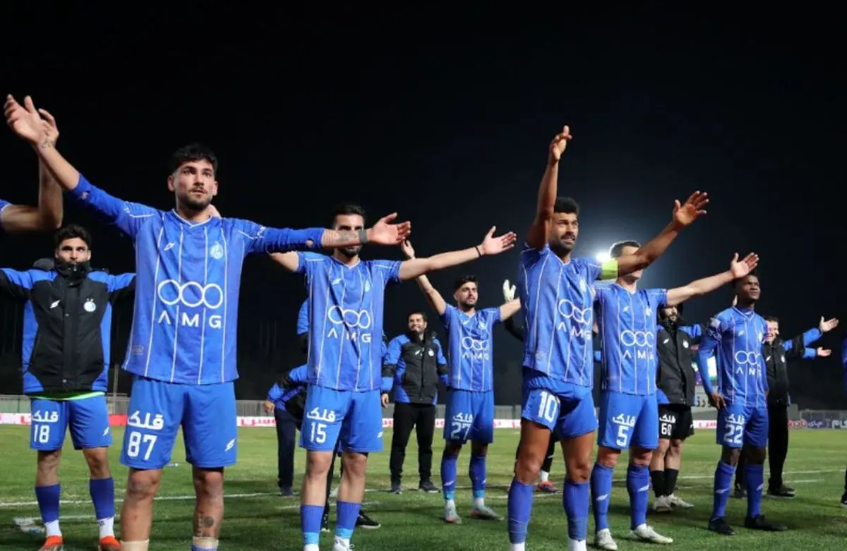 سه نفر اروپایی در حال جاسوسی از استقلال!