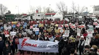  مخالفان رئیس جمهور ترکیه قبض‌های خود را آتش زدند 