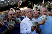 سردرگمی کارشناسان: دلار بخریم یا بفروشیم؟