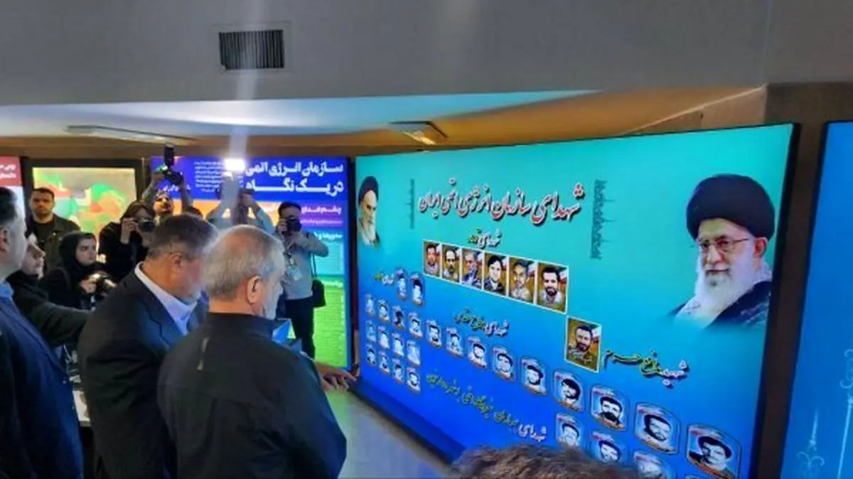 بازدید رئیس جمهور از نمایشگاه صنعت هستهای