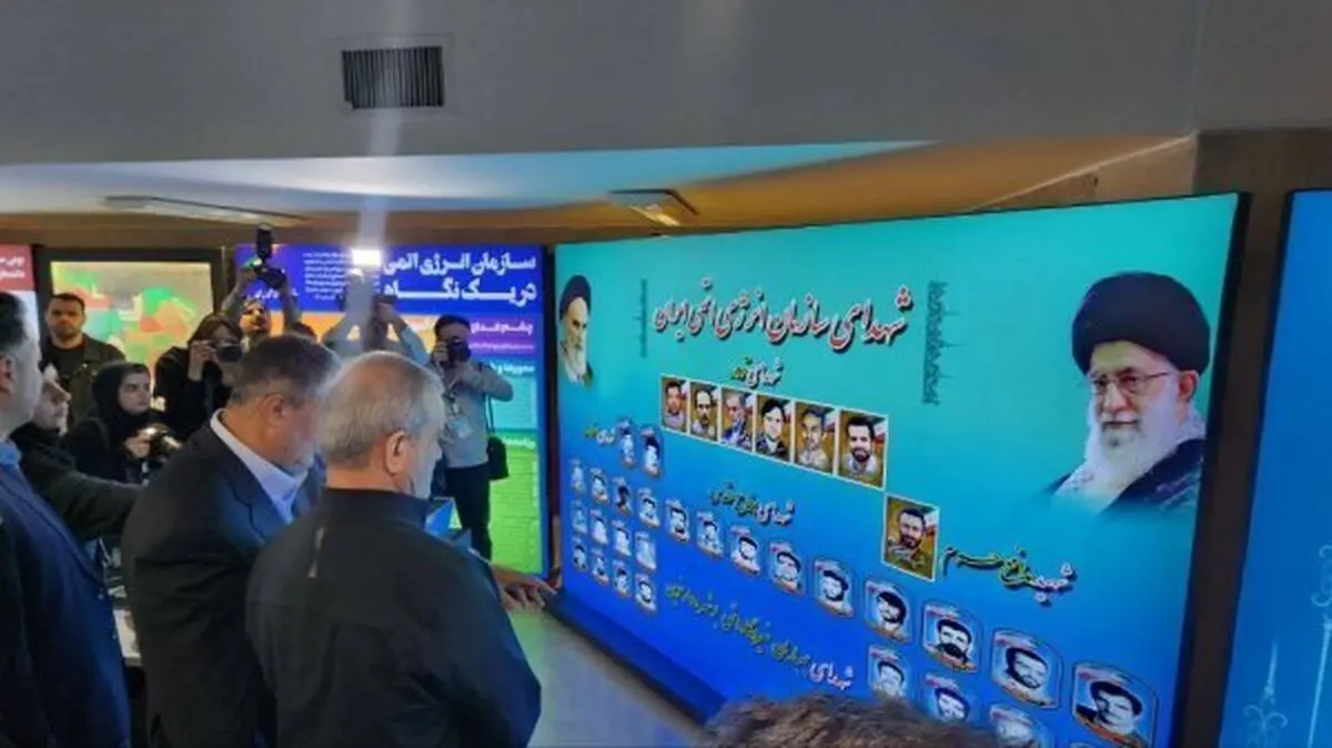 
بازدید رئیس جمهور از نمایشگاه صنعت هسته‌ای
