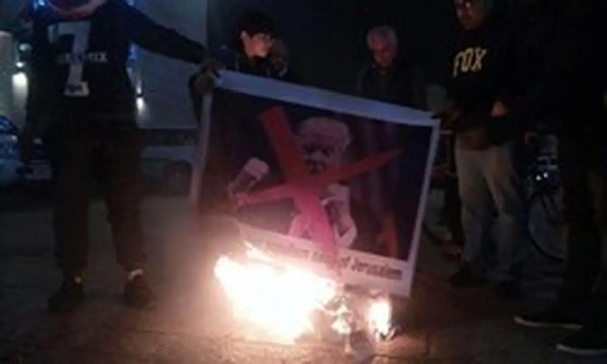 تصاویرترامپ در فلسطین به آتش کشیده شد