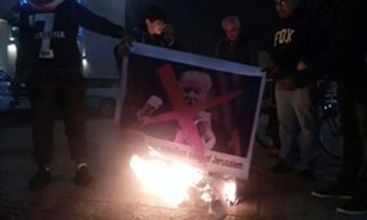 تصاویرترامپ در فلسطین به آتش کشیده شد