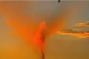 سایه‌های سرخ آتشفشان در آسمان/ عکس