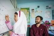 این معلم روزی ۳۲ کیلومتر رکاب می‌زند تا به مدرسه برسد/ عکس