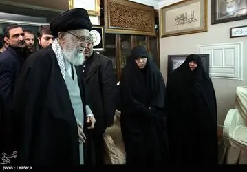 حضور رهبر معظم انقلاب در منزل شهید حاج قاسم سلیمانی