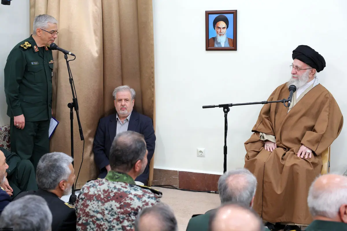 نگاه جالب رهبرانقلاب به سرلشکر باقری +عکس