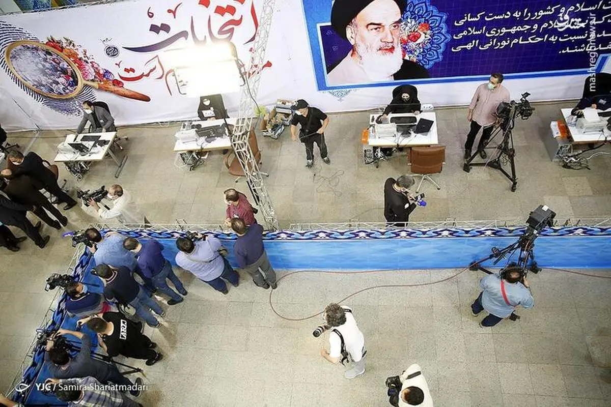 احمدینژادی با کت بنفش+عکس