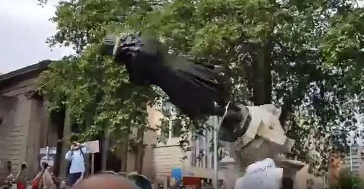 سرنگونی مجسمه «ادوارد کلستون» توسط معترضان نژادپرستی/فیلم
