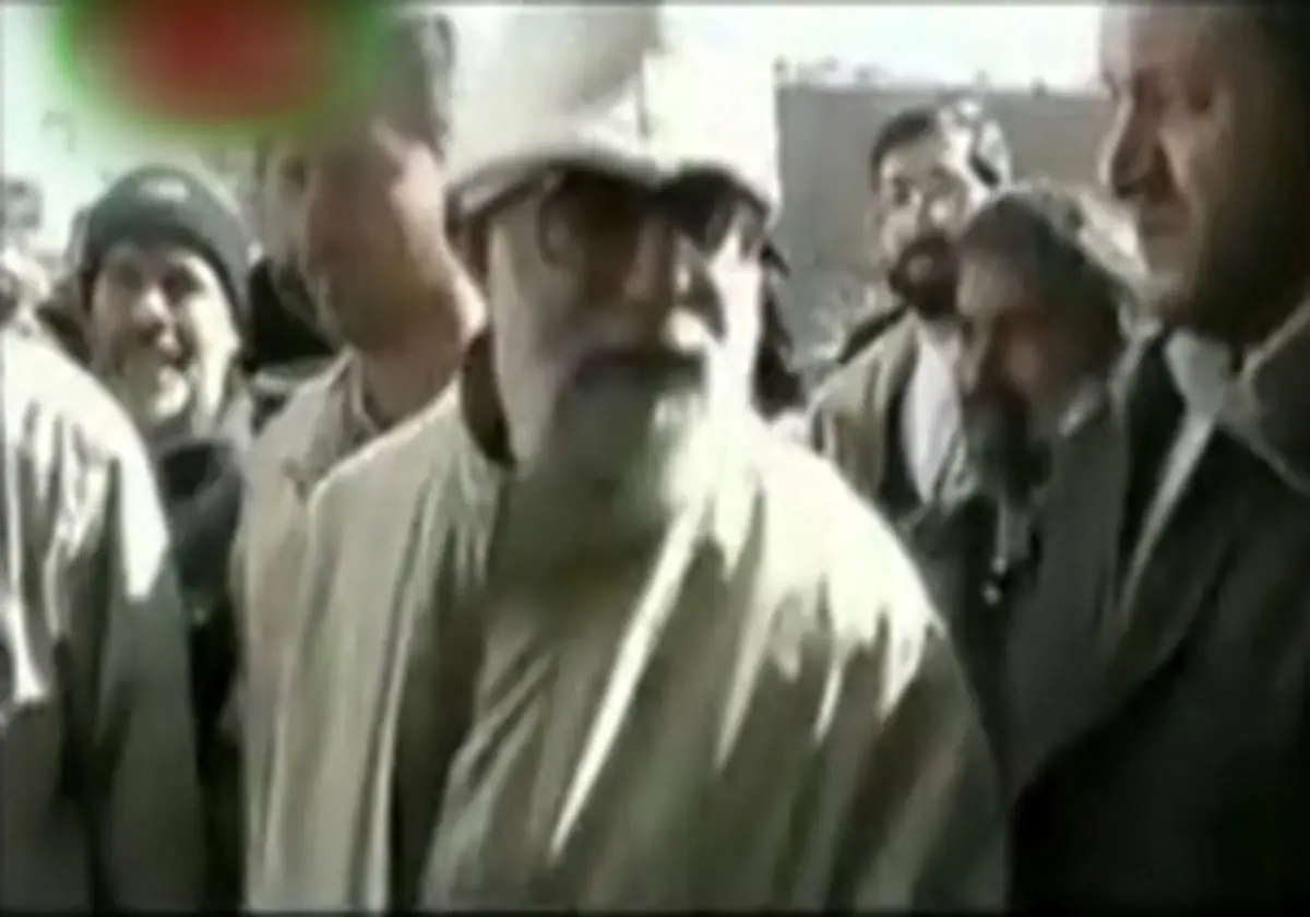 رهبر انقلاب با لباس مبدل در بین مردم+ فیلم