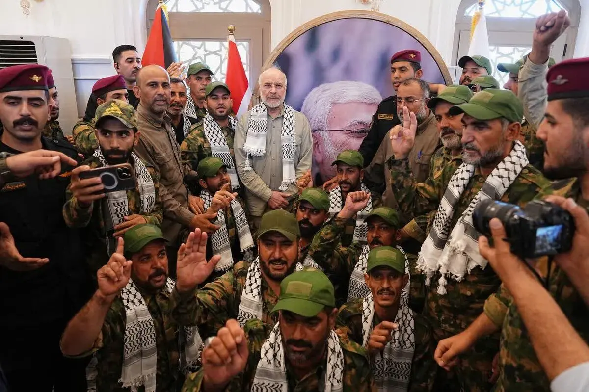 عکس یادگاری قالیباف در قبرستان وادی‌السلام