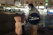 مردم شهر قدس با تقدیم گل از حافظان امنیت تقدیر کردند+تصاویر