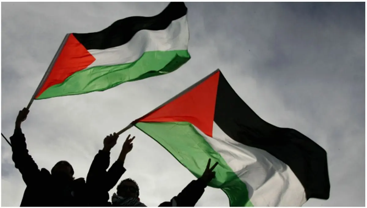 کنسرت خواننده رپ با چفیه و پرچم فلسطین در قلب پاریس + عکس