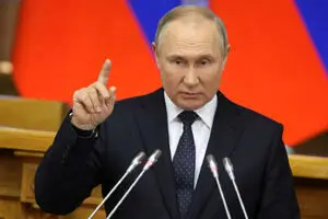 
پوتین: روسیه در سایه تحریم ها قوی تر می شود
