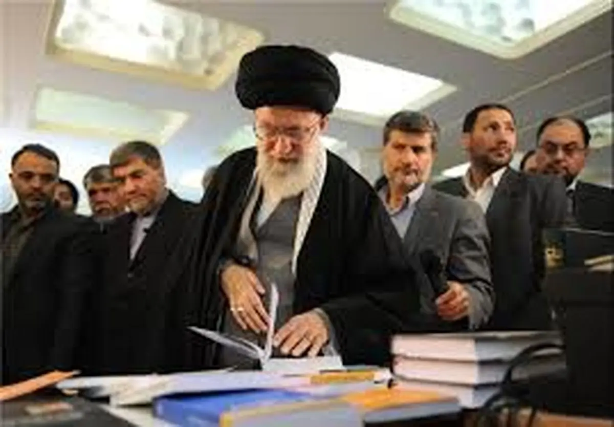 هدیه رهبر معظم انقلاب به یکی از فروشندگان کتاب/عکس