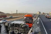 
واژگون شدن کامیونت حامل روغن خوراکی در محور اصفهان –شیراز
