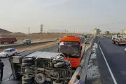 
واژگون شدن کامیونت حامل روغن خوراکی در محور اصفهان –شیراز
