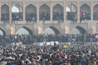 نصف جهان، زاینده رود را فریاد زد