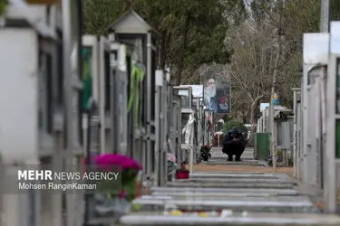 VaJلحظات تحویل سال در گلزار شهدای تهرانRpL3r5Yg