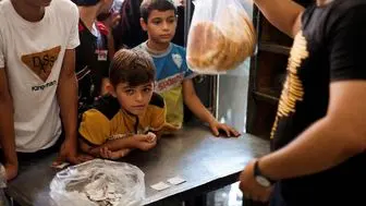 اسرائیل کودکان را یا با بمب می‌کشد یا گرسنگی