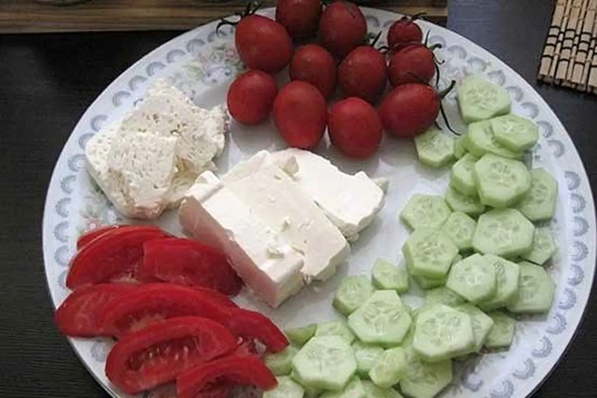 خوردن پنیر با گوجه و خیار عمر را کوتاه میکند؟