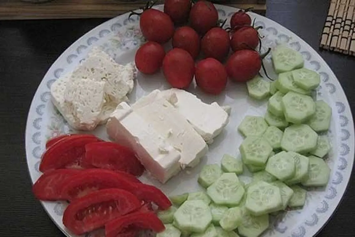 خوردن پنیر با گوجه و خیار عمر را کوتاه می‌کند؟