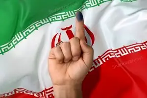  حرکت دیدنی بانوی ایرانی با پرچم ملی در مقابل لجن‌پراکنی عناصر وطن‌فروش در دانمارک+فیلم