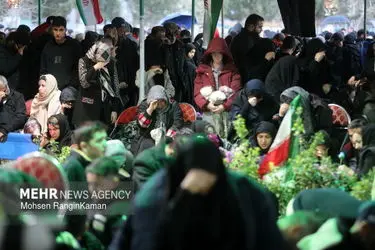 لحظات تحویل سال در گلزار شهدای تهران