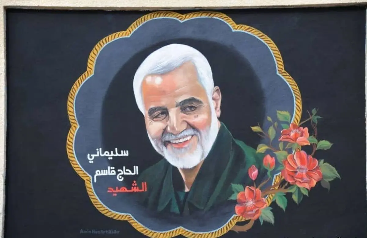 تصویر حاج قاسم سلیمانی بر دیوار حرم حضرت زینب (س) نقش بست