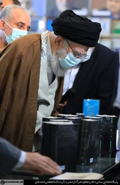 بازدید رهبر انقلاب از نمایشگاه کتاب تهران/گزارش تصویری