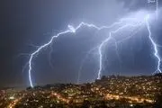  اصابت رعدوبرق به یک آسمان خراش/ عکس
