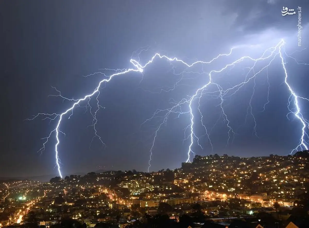 رعد و برق در آسمان تهران/ عکس