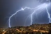  اصابت رعدوبرق به یک آسمان خراش/ عکس